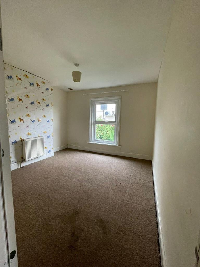 Lot: 11 - THREE-BEDROOM HOUSE FOR IMPROVEMENT - Second bedroom